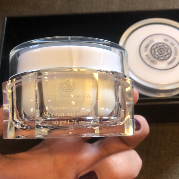 Forever Flawless White Diamond Limited Edition Beauty Set - Picture 4 of 7